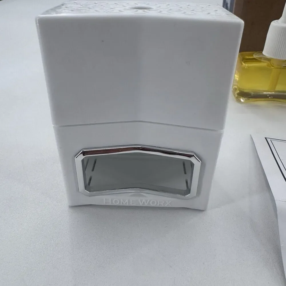 HOMEWORX SLATKIN & CO  2 PLUG-IN DIFFUSER And 4 Holiday Refills Fast Shipping